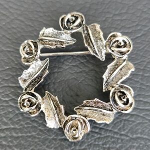 VTG Sarah Coventry Brooch Silver Tone Wreath of Roses "SARAH COV" Open Circle